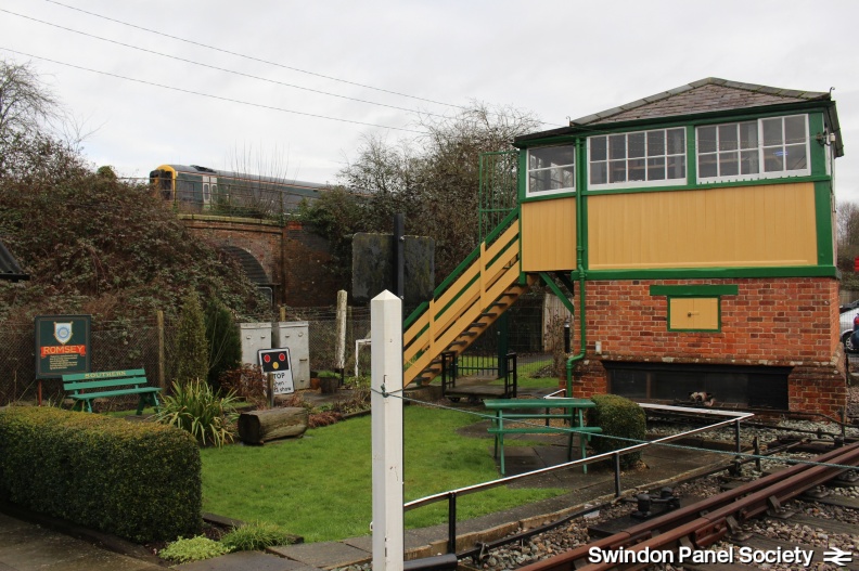 2016-01-15 Romsey IMG_3115 CJW Box and green GWR158.jpg