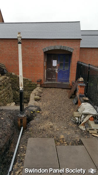 The front entrance continues to progress, the latest addition being the rather smart reclaimed railway lamppost on the right...looks like yet more work for David and fellow electricians! 