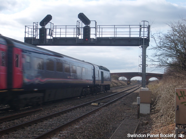 An HST passes Bourton on the Down Main_14485980808_o.jpg