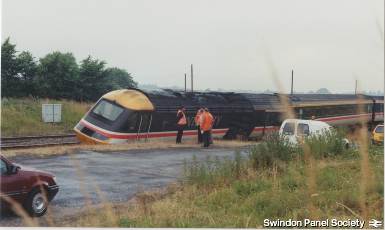 43175 derailed at Wootton Bassett_15497755035_o.jpg